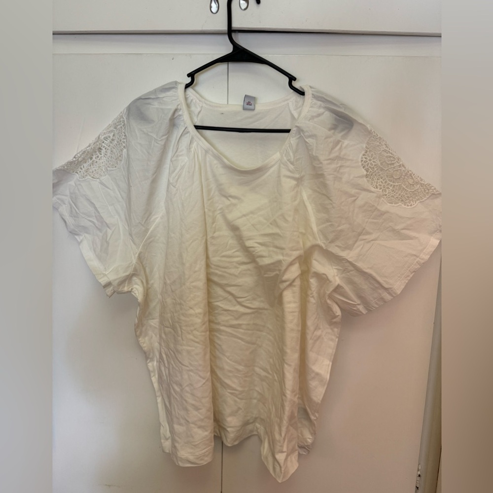 New Old Navy white T-Shirt with crochet lace detail on the sleeve. Size 4X.